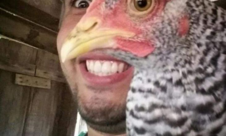 Un hombre con un ojo de gallina