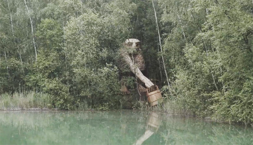 homem de madeira com um balde