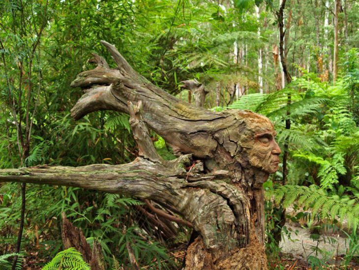 Escultura de tronco de árvore
