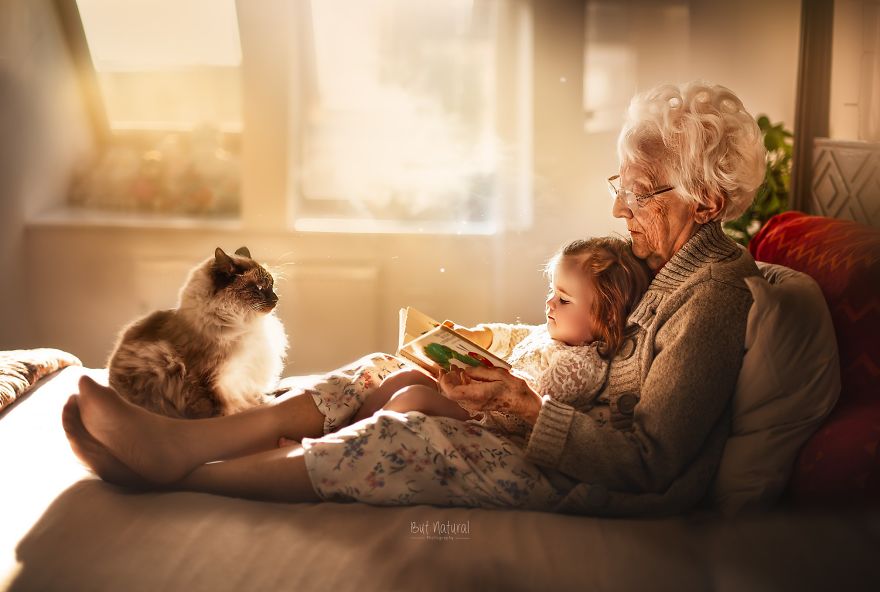 Abuela y nieta leen un libro