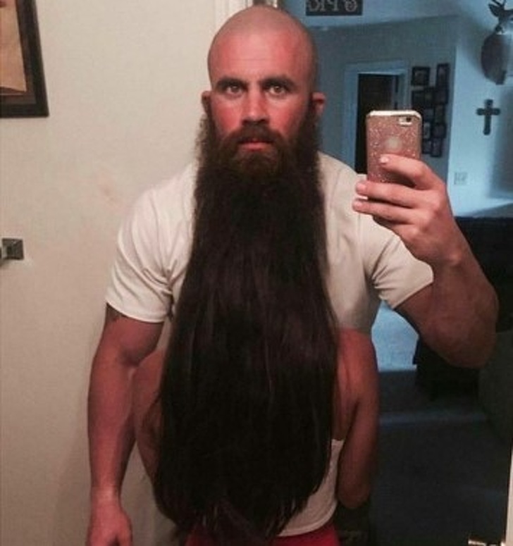 Barba longa de um cara do cabelo de uma menina
