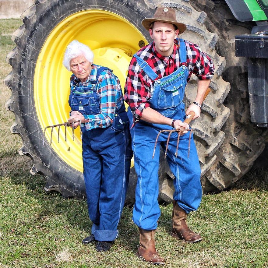 Avó e neto vestidos como agricultores