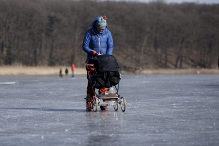 Om cu cărucior pe gheață