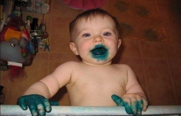 The child got dirty with green