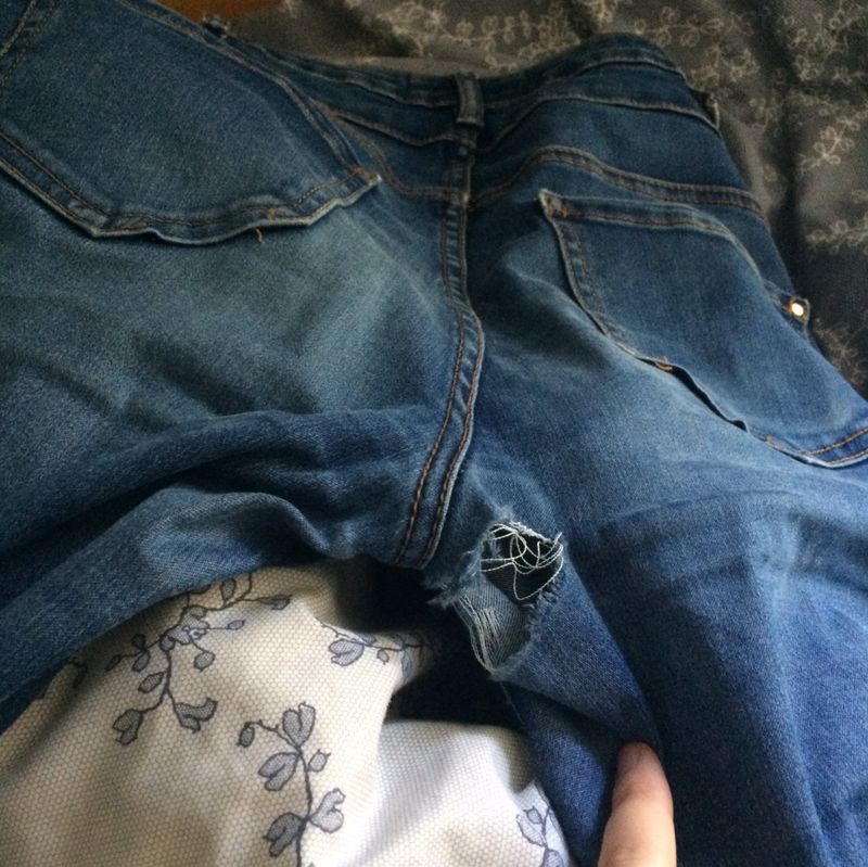 Gran agujero en los pantalones