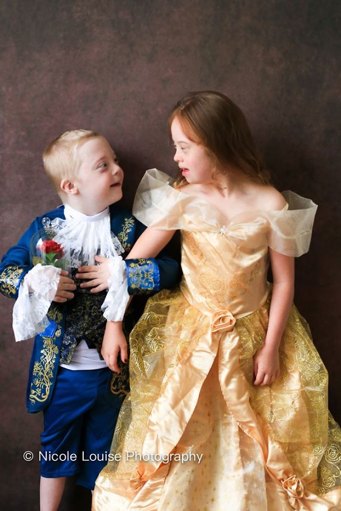 Crianças com síndrome de Down príncipe e princesa