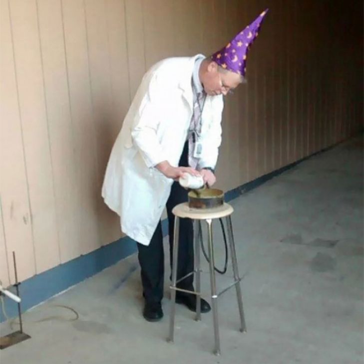 Un profesor de fizică efectuează un experiment.