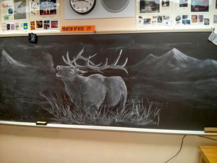 Un profesor de arte plastice creează pe tablă o nouă capodoperă în fiecare zi pentru a-şi inspira studenţii.