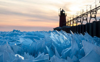 En frusen Lake Michigan splittras i miljontals bitar och resulterar i ett surrealistiskt landskap