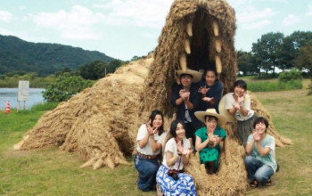 Animale de paie gigantice invadează câmpurile Japoneze după recoltarea orezului și sunt absolut bestiale