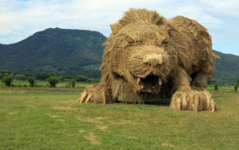 Gigantescos animales de paja invaden los campos japoneses luego de la cosecha de arroz