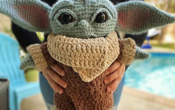 Aquí hay un Bebé Yoda Amigurumi tejido que puedes hacer tú mismo