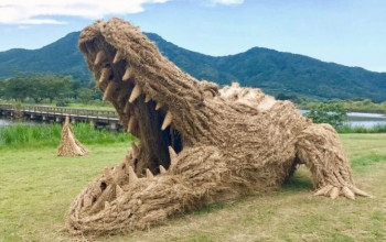 Gigantyczne słomiane zwierzęta atakują japońskie pola po zbiorach ryżu. Nie daj się przestraszyć!
