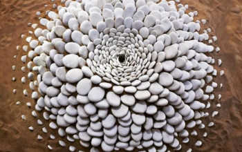 Artista organiza piedras en impresionantes patrones en la playa, encontrándolo muy terapéutico (30 fotos)